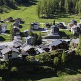 Des habitants du village de Blatten (VS), dans le Lötschental, ont dû évacuer leur logement samedi soir. KEYSTONE/CYRIL ZINGARO